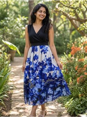 Signature Collection Sleeveless Black V-Neck Dress